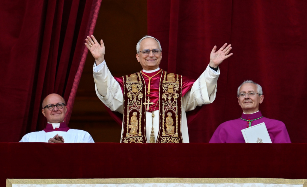 La primera imagen del cardenal Robert Prevost como papa León XIV en el balcón de la Basílica de San Pedro / Vatican Media
