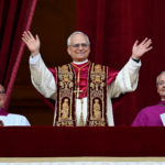 La primera imagen del cardenal Robert Prevost como papa León XIV en el balcón de la Basílica de San Pedro / Vatican Media