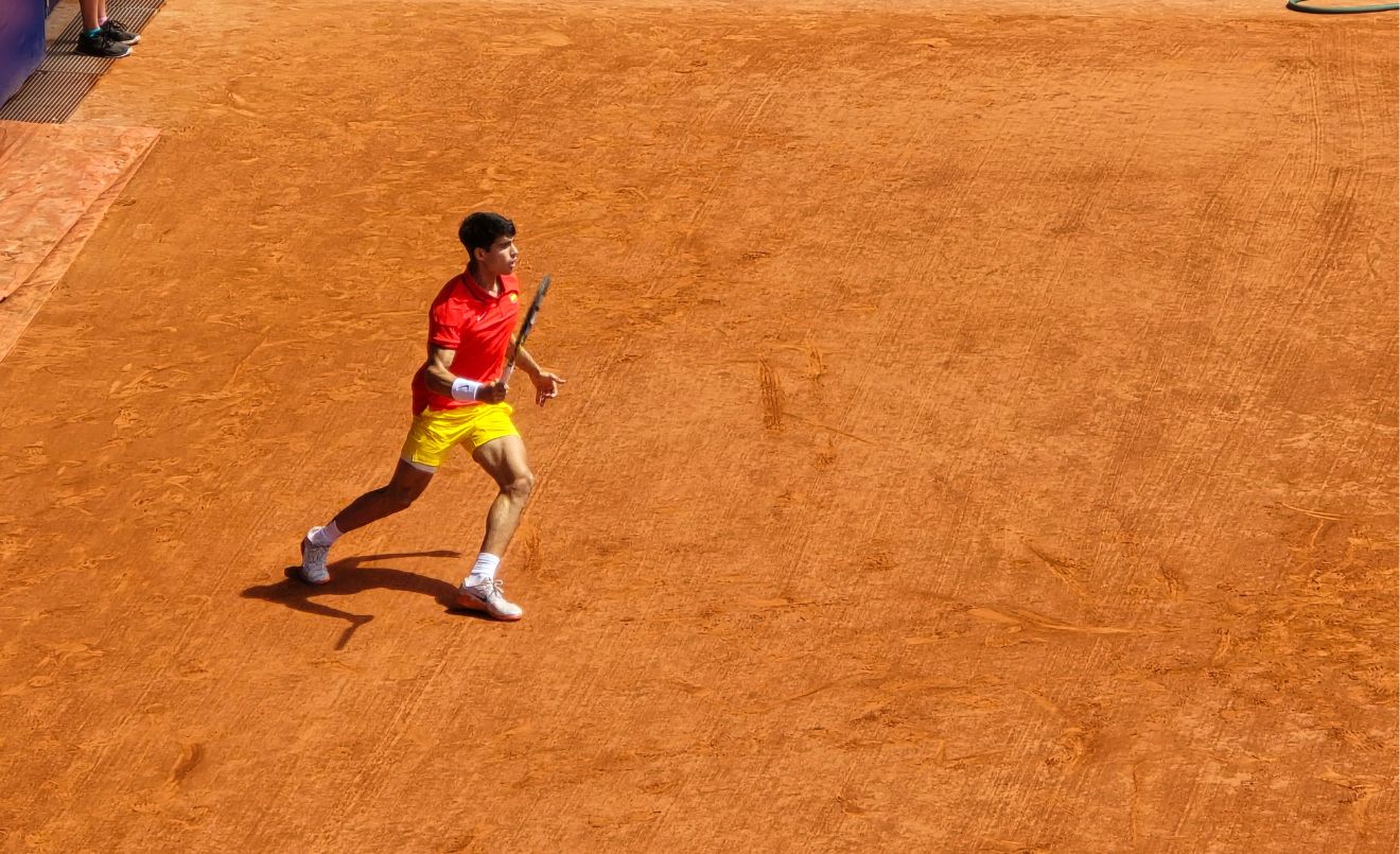 Carlos Alcaraz jugando al tennis en los Juegos Olímpicos de 2024 (Like tears in rain / Wikimedia Commons)