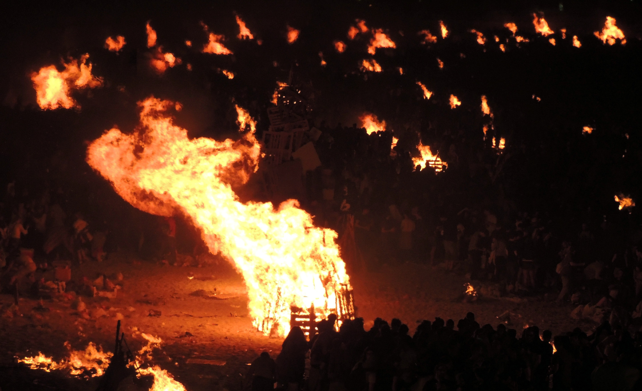 Una hoguera en la noche de San Juan, que celebra la llegada del verano. (Pxhere)