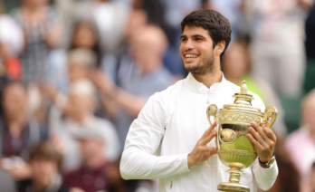 Carlos Alcaraz con el trofeo de campeón de Wimbledon en 2023. (J.CRECHET3 / Wikimedia Commons)