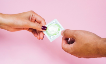 El preservativo es un método de protección que nos protege de infecciones de transmisión sexual. (Freepik)