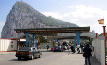 Coches esperando en el control fronterizo entre España y Gibraltar. (Arne Koehler / Wikimedia Commons)