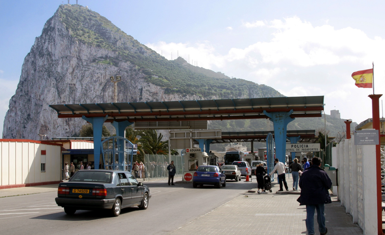 Coches esperando en el control fronterizo entre España y Gibraltar. (Arne Koehler / Wikimedia Commons)