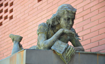 Escultura en homenaje a Ana Frank en la plaza Ana Frank de Barcelona / Vcarceler-Wikimedia Commons