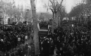 Entrada de las tropas de Franco en Barcelona, ​​frente a una multitud de ciudadanos tras la victoria en la Guerra Civil.