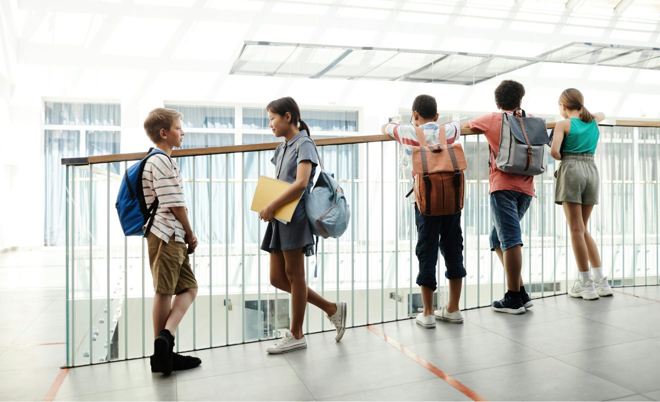 Aprendre a conviure és essencial per crear un ambient positiu al centre educatiu (Norma Mortenson / Pexels)