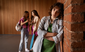 Millones de niños y niñas en todo el mundo son víctimas de violencia en las escuelas. (Freepik)