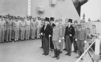 Representantes del Imperio de Japón a bordo del USS Missouri durante la rendición de 1945. (U.S. National Archives and Records Administration)