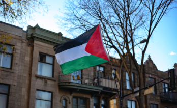 La bandera de Palestina en una protesta en Montreal. (JBouchez / Wikimedia Commons)