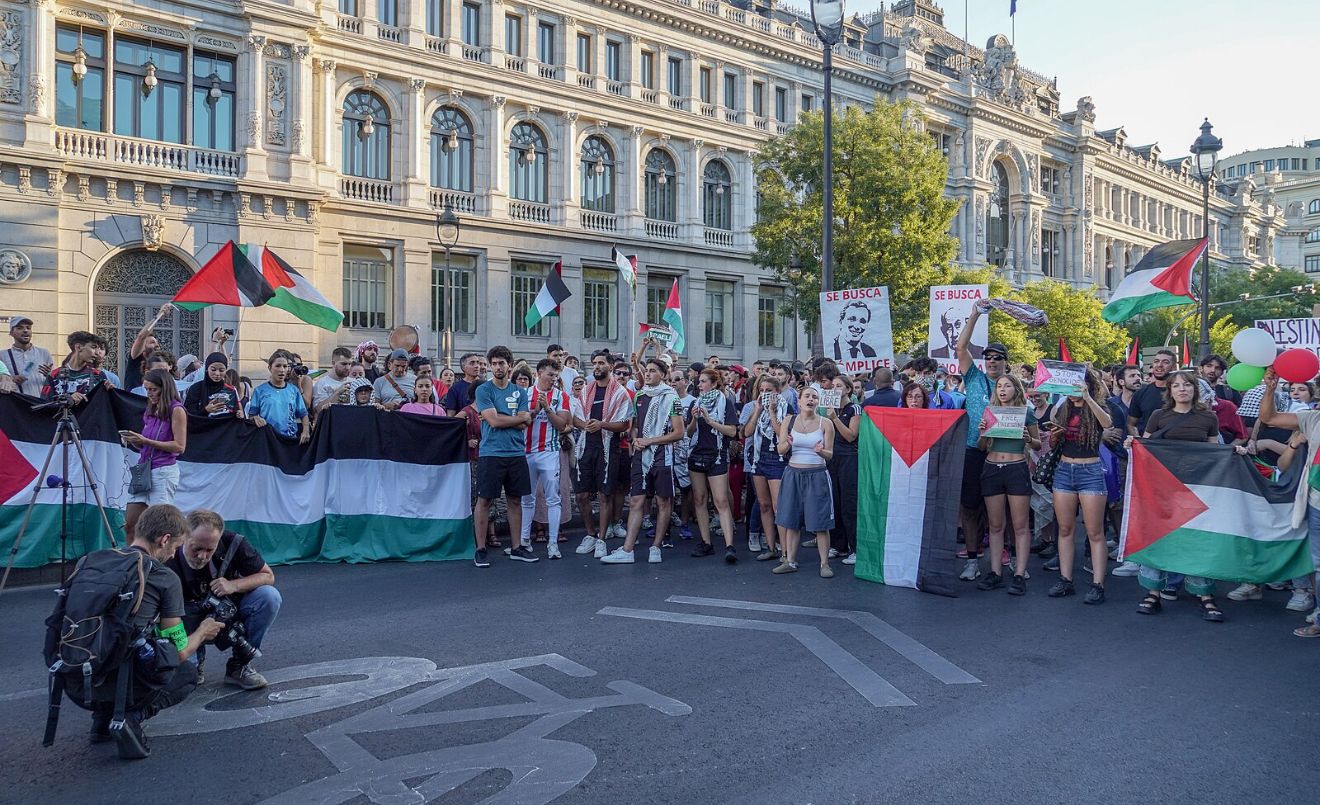 Manifestación propalestina en la etapa final de la Vuelta ciclista en Madrid. (Nemo / Wikimedia Commons)