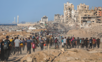 Miles de palestinos vuelven al norte de Gaza después del alto el fuego el 10 de octubre de 2025. (UNICEF/UNI876892/Nateel)