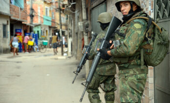 Las autoridades brasileñas en una operación policial en las favelas de Manguinhos y Jacarezinho en 2012. (Marino Azevedo / Wikimedia Commons)