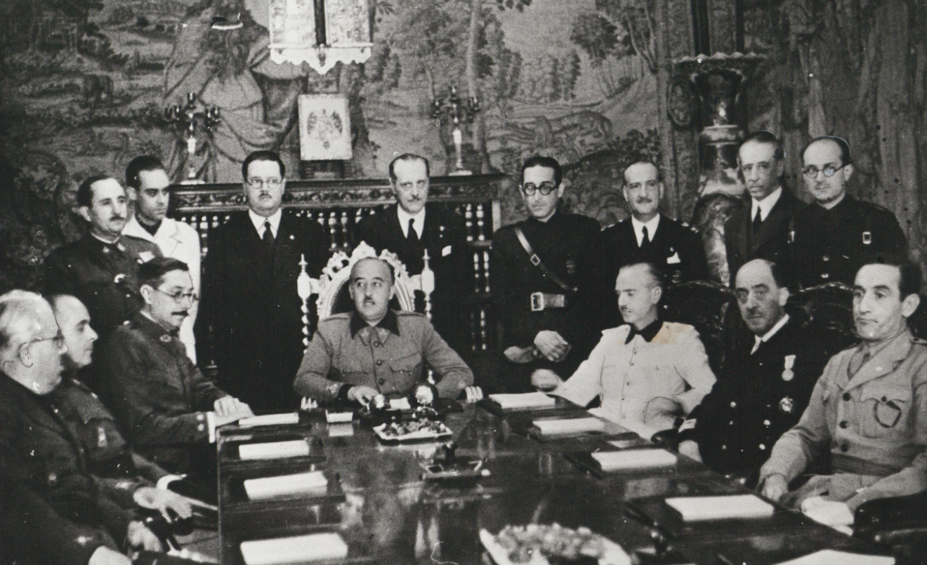 Francisco Franco durante la primera reunión de su gobierno recién formado en 1939. (Dominio público)