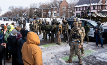 Agentes del ICE y transeúntes en Minneapolis (Chad Davis/Wikimedia Commons)