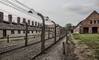 Alambrada que separa el campo de Auschwitz I. (Peter Tóth/Pixabay)