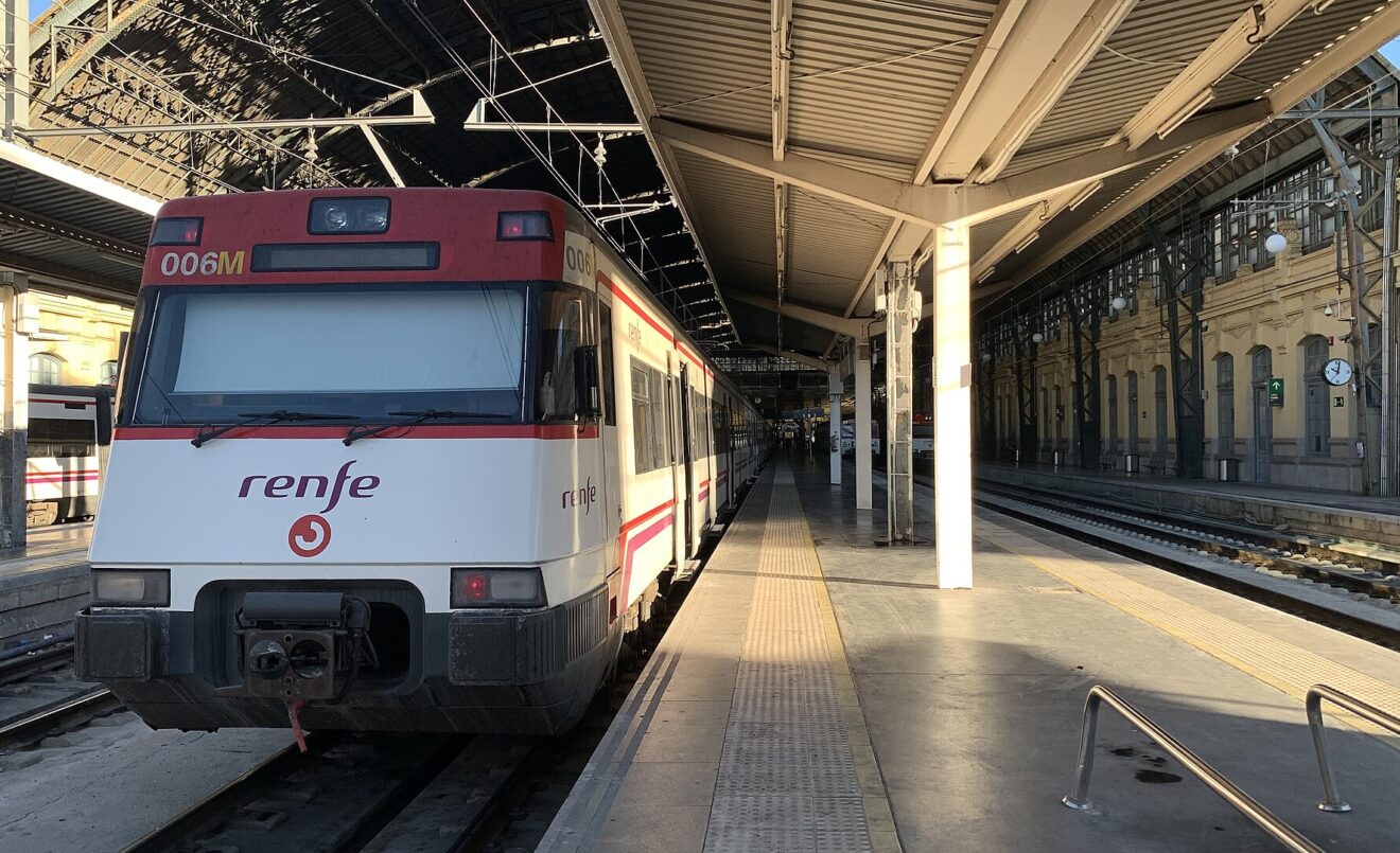 Unidad de 447-003R de Renfe Cercanías estacionada en el Sector B de la vía 3 de València Nord lista para realizar un servicio de Cercanías a Gandía (Wikimedia Commons/Tranvía Blanco)