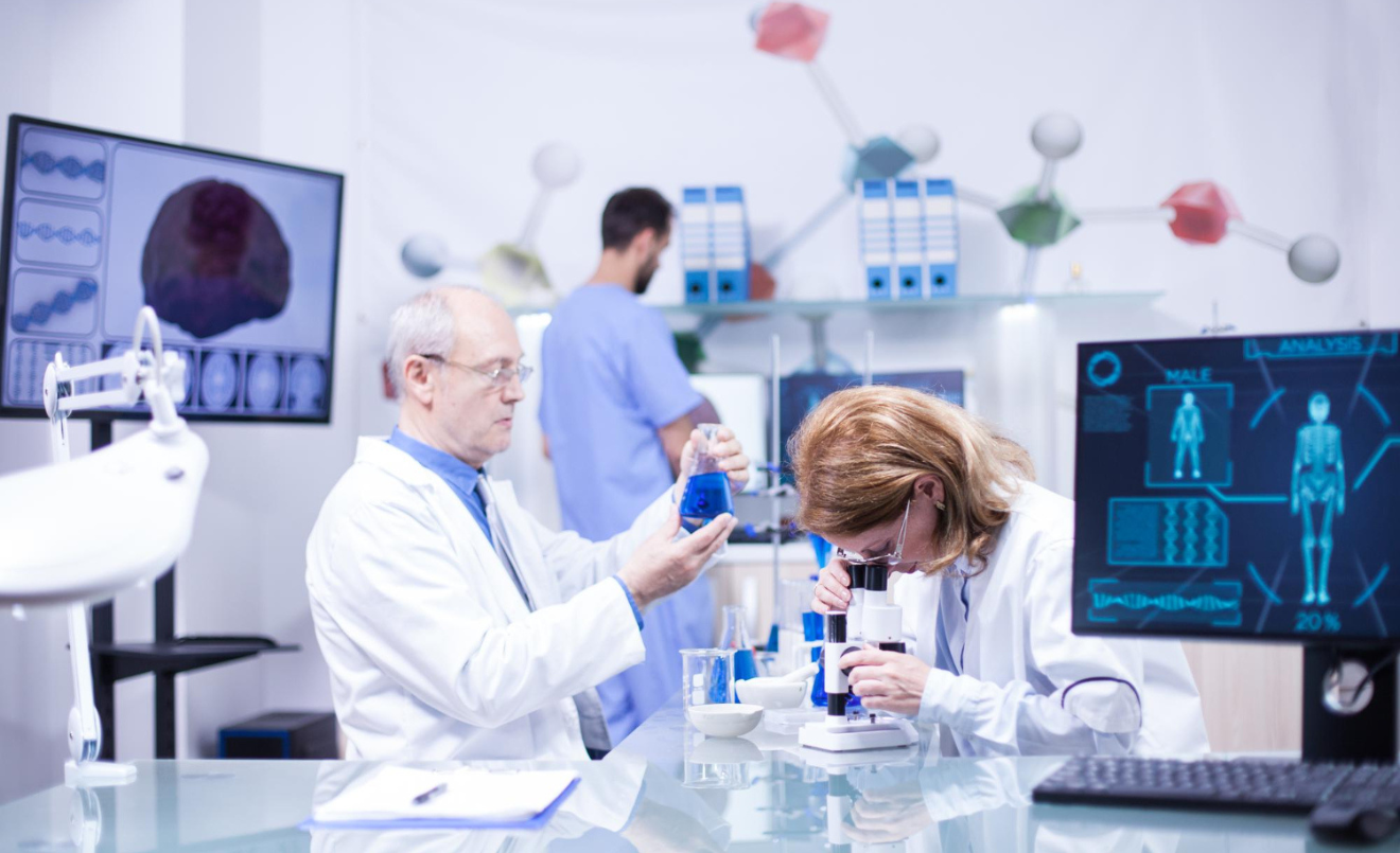 En el año 2001, las revistas científicas Nature y Science publicaron el primer borrador del genoma humano, en el que participaron miles de científicos de todo el mundo (Freepik)